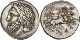 SICILE, SYRACUSE, Cinquième République (214-212), AR 16 litres. D/ T. l. de Zeus à g. R/ Niké ten. un fouet et les rênes, conduisant un quadrige au ga...