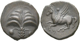 ÉMISSIONS SICULO-PUNIQUES, AE bronze, vers 330-300 av. J.-C., Sicile. D/ Palmier portant deux régimes de dattes. R/ Pégase en vol à g. À g. de l'aile,...