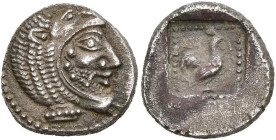 THRACE, DIKAIA, AR triobole, vers 480 av. J.-C. D/ T. d'Héraclès à d., coiffé de la dépouille de lion. R/ Coq à d. dans un carré creux bordé d'un grèn...