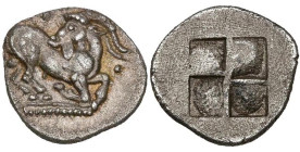 MACÉDOINE, AIGAI, AR trihémiobole, 500-490 av. J.-C. D/ Chèvre agenouillée à d., t. à g. Au-dessus et à d., un globule. R/ Carré creux quadriparti. SN...