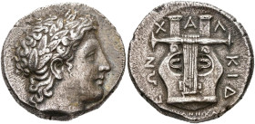 MACÉDOINE, OLYNTHOS, Ligue chalcidienne, AR tétradrachme, vers 358-355 av. J.-C. D/ T. l. d'Apollon à d. R/ X-A-Λ-KIΔ-EΩN Cithare. En dessous, le nom ...