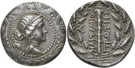 MACÉDOINE, sous domination romaine, premier district, AR tétradrachme, 158-150 av. J.-C., Amphipolis. D/ Bouclier macédonien. Au centre, Artémis Tauro...