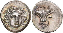 THESSALIE (?), AR drachme, vers 170 av. J.-C. Imitation des monnaies rhodiennes. D/ T. d'Hélios de f., légèrement tournée vers la d. R/ Rose avec bout...