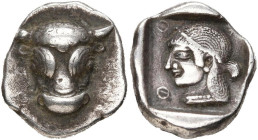 PHOCIDE, Ligue phocidienne, AR hémidrachme, 485-480 av. J.-C. D/ T. de taureau de f. R/ T. d'Artémis à g., les cheveux coiffés du krobylos et retenus ...