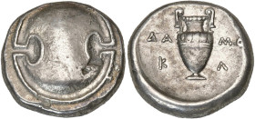 BÉOTIE, THÈBES, AR statère, vers 363-338 av. J.-C. D/ Bouclier béotien. R/ Cratère à volutes. Au-dessus, une massue. De part et d'autre, ΔA-MO/ K-Λ. B...