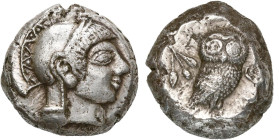 ATTIQUE, ATHÈNES, AR tétradrachme, vers 500-480 av. J.-C. D/ T. casquée d'Athéna à d., le cimier orné d'un dessin en dents de scie et de points, le ti...