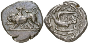 SICYONIE, SICYONE, AR statère, 430-390 av. J.-C. D/ Chimère allant à g. Entre les pattes, ΣE. R/ Colombe volant à g. dans une couronne. BMC 22; SNG De...