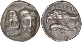 MÉSIE, ISTROS, AR drachme, vers 350 av. J.-C. D/ Deux t. masc. de f. tête-bêche, la g. retournée. R/ ΙΣTPIH Aigle à g. sur un dauphin. Sous le dauphin...