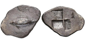 MYSIE, CYZIQUE, AR obole, vers 550-530 av. J.-C. D/ Thon nageant à g. R/ Carré creux quadriparti. SNG von Aulock 7328; Slg. Klein 261; SNG Paris -. 0,...