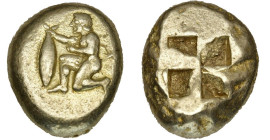 MYSIE, CYZIQUE, El statère, 500-450 av. J.-C. D/ Éphèbe nu, à demi agenouillé à g., ten. un thon par la queue. R/ Carré creux quadriparti. von Fritze ...
