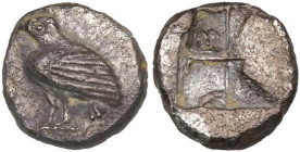 TROADE, ABYDOS, diobole, vers 480 av. J.-C. D/ Aigle deb. à g. R/ Carré creux quadriparti. Coll. Rosen 526 var.; Slg. Klein 292 var.; SNG Cop. 2 var.;...
