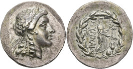 ÉOLIDE, MYRINA, AR tétradrachme, vers 160 av. J.-C. D/ T. l. d'Apollon à d. R/ MYPINAIΩN Apollon marchant à d., ten. une patère et une branche de laur...