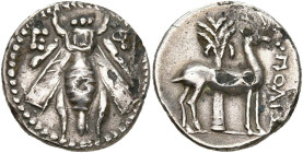 IONIE, ÉPHÈSE, AR drachme, 202-133 av. J.-C. Magistrat Eupolis. D/ E-Φ Abeille aux ailes droites. R/ Cerf à d. devant un palmier. Devant, EVΠOΛIΣ. Hea...