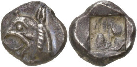 IONIE, PHOCÉE, AR 1/12 statère, 500-480 av. J.-C. D/ T. de griffon à g. R/ Carré creux. Babelon, Traité, 523, pl. XIII, 14-15; coll. Dewing 2310; SNG ...