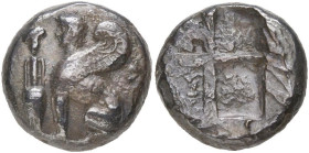 ÎLES D'IONIE, CHIOS, AR drachme, 440-420 av. J.-C. D/ Sphinx assis à g., les cheveux courts. A g., grappe de raisin au-dessus d'une amphore. R/ Carré ...
