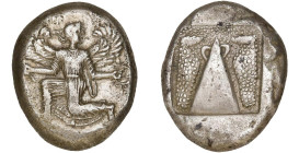 CARIE, KAUNOS, AR statère, 450-430 av. J.-C. D/ Niké ailée courant à g., t. à d., ten. un caducée et une couronne. R/ Bétyle conique munis de deux ans...