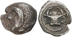 GAULE TRANSALPINE, Massalia, AR obole, milieu du 5e s. av. J.-C. D/ T. archaïque d'Apollon à g., au krobylos avec bandeau. R/ Crabe à six pattes et au...
