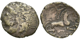 GAULE CELTIQUE, Aulerci Eburovices, AV hémistatère. Type au sanglier. D/ T. stylisée à g., la chevelure formée de globules, le nez réduit à un globule...
