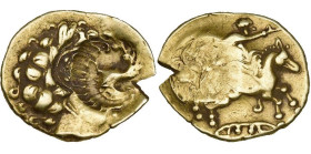 GAULE CELTIQUE, région du Centre (Bituriges - Lemovices), AV quart de statère. Imitation de Philippe II. D/ T. l. à d., l'oreille ornée d'un double pe...