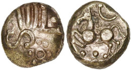 GAULE CELTIQUE, Senones, AV quart de statère en or faible. D/ Quatre segments de cercle bouletés parallèles, celui de d. se terminant en L. À d., un g...