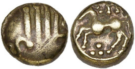GAULE CELTIQUE, Senones, quart de statère en or faible. D/ Quatre segments de cercle bouletés parallèles, celui de d. formant un angle droit contenant...