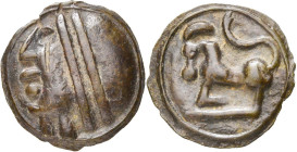 GAULE CELTIQUE, Sequani, AE potin, avant 52 av. J.-C. Type à la grosse tête au bandeau lisse. D/ T. à g., la lèvre inférieure figurée par un globule, ...