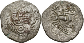 ARMORIQUE, Coriosolites, bill. statère, vers 50 av. J.-C. Type au nez en crosse. D/ T. à d., le nez en forme de crosse, les cheveux disposés en trois ...
