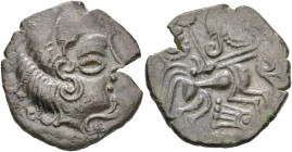 ARMORIQUE, Coriosolites, bill. statère, vers 50 av. J.-C. Type au nez orné. D/ T. à d., les cheveux disposés en trois enroulements, le nez schématisé ...