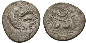 ARMORIQUE, Coriosolites, bill. statère, vers 50 av. J.-C. Type au nez droit. D/ T. à d., le nez droit, les cheveux disposés en trois enroulements, ent...