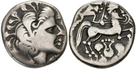 ARMORIQUE, Veneti, AR statère d'argent. Type à la lyre. D/ T. à d., au cou fin, la chevelure formée de quatre grosses mèches terminées par un crochet,...