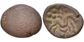 GAULE BELGIQUE, Ambiani, AE statère en bronze. D/ Surface lisse, marquée du signe . R/ Cheval à gorge fourchue à d. Au-dessus, ensemble de points et ...