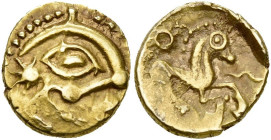 GAULE BELGIQUE, Bellovaci, AV quart de statère, à partir de 57 av. J.-C. Classe II. D/ Profil très schématisé à d. À g. de l'oeil, un astre. R/ Cheval...