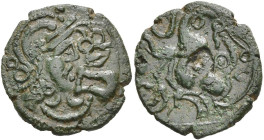 GAULE BELGIQUE, Bellovaci, AE bronze. Type de Hallencourt, dérivé du coq de Bracquemont. D/ T. casquée à d., d'inspiration romaine. En haut, triskèle ...