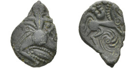 GAULE BELGIQUE, Bellovaci, AE bronze. Type au personnage courant. D/ Personnage courant à g., t. à d. Sous le bras g., deux annelets centrés sous un a...
