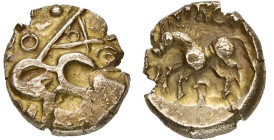 GAULE BELGIQUE, Nervii, AV statère à l'epsilon, 54-53 av. J.-C. Classe IV. D/ Vestiges d'une t. humaine à d. À la place de la couronne de laurier, la ...