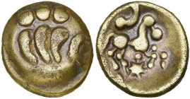 GAULE BELGIQUE, Remi, AV quart de statère en or faible. Type à la mèche. D/ Trois segments de cercle parallèles et bouletés. À d., une mèche. R/ Cheva...