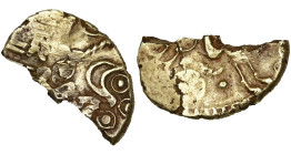 GAULE BELGIQUE, Suessiones, AV statère, 57 av. J.-C. Classe III. Type à l'oeil. D/ B. schématisé formé d'un grand oeil, d'une couronne de laurier et d...