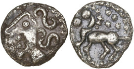 GAULE BELGIQUE, Treviri, AR quinaire, avant 52 av. J.-C. Type au nez angulaire. D/ T. à g., l'oeil, la bouche et le menton marqués par de gros points,...