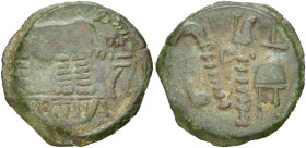 GAULE BELGIQUE, Treviri, AE bronze, après 45 av. J.-C. D/ Eléphant à d. Sous la trompe, signe indéterminé. À l'ex., [AHIRTIVS]. R/ Insignes pontificau...