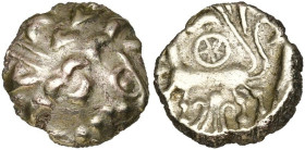 GAULE BELGIQUE, Haute vallée de la Meuse, AV quart de statère. D/ T. stylisée à d., à la chevelure très importante, un cercle centré d'un globule pour...