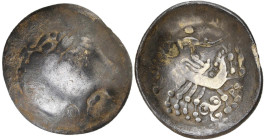 GAULE BELGIQUE, Incertaines de l'Est, El. statère, fin 2e-début 1er s. av. J.-C. Type Mathay au triskèle. D/ T. l. à g., la coupe du cou arrondie. R/ ...