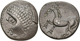 NORICUM, AR tétradrachme. Type Gjurgjevac. D/ T. à g., avec le nez et l'oeil marqués, la bouche formée par un torque, coiffée d'un diadème à trois ran...