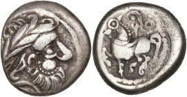 HONGRIE, AR tétradrachme, 1er s. av. J.-C. Type Kapostaler. D/ T. l. à d., la chevelure et la barbe figurées par des mèches en forme de flammes. R/ Ca...