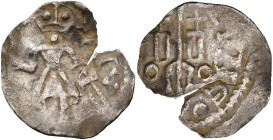 BASSE-LOTHARINGIE, AR denier, vers 1070-1080, atelier mosan (Maastricht ?). D/ Personnage deb. de f., ten. une lance et une épée. R/ TVN- [EVN] (rét...