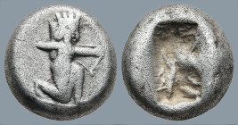 ACHAEMENID EMPIRE. Time of Darios I to Xerxes I. (Circa 505-480 BC). Sardes mint.
AR Siglos (14,4mm 5,2g)
Obv: Persian king or hero, wearing kidaris...