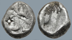 ACHAEMENID EMPIRE. Time of Darios I to Xerxes II (485-420 BC). Sardes.
AR Siglos (14,2mm 5,3g)
Obv: Persian king in kneeling-running stance right, hol...