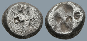 ACHAEMENID EMPIRE. Time of Darios I to Xerxes II (485-420 BC). Sardes.
AR Siglos (14,8mm 5,1g)
Obv: Persian king in kneeling-running stance right, h...
