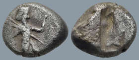 ACHAEMENID EMPIRE. Time of Darios I to Xerxes II (485-420 BC). Sardes.
AR Siglos (16,5mm 5,4g)
Obv: Persian king in kneeling-running stance right, h...