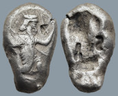ACHAEMENID EMPIRE. Time of Darios I to Xerxes II (485-420 BC). Sardes.
AR Siglos (12,1mm 5,3g)
Obv: Persian king in kneeling-running stance right, h...