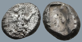 ACHAEMENID EMPIRE. Time of Darios I to Xerxes II (485-420 BC). Sardes.
AR Siglos (14,8mm 5,2g)
Obv: Persian king in kneeling-running stance right, h...